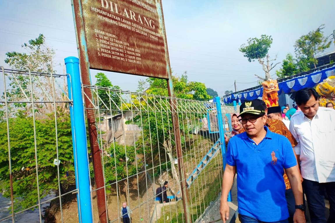 Wali Kota Malang, Sutiaji meninjau Kali Rolak yang akan dijadikan wisata air untuk mengurangi kawasan kumuh di kota setempat, Minggu (28/7).