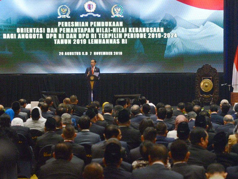 Presiden Joko Widodo berpidato dalam acara Pembukaan Orientasi dan Pemantapan Nilai-Nilai Kebangsaan bagi Anggota DPR dan DPD Terpilih.