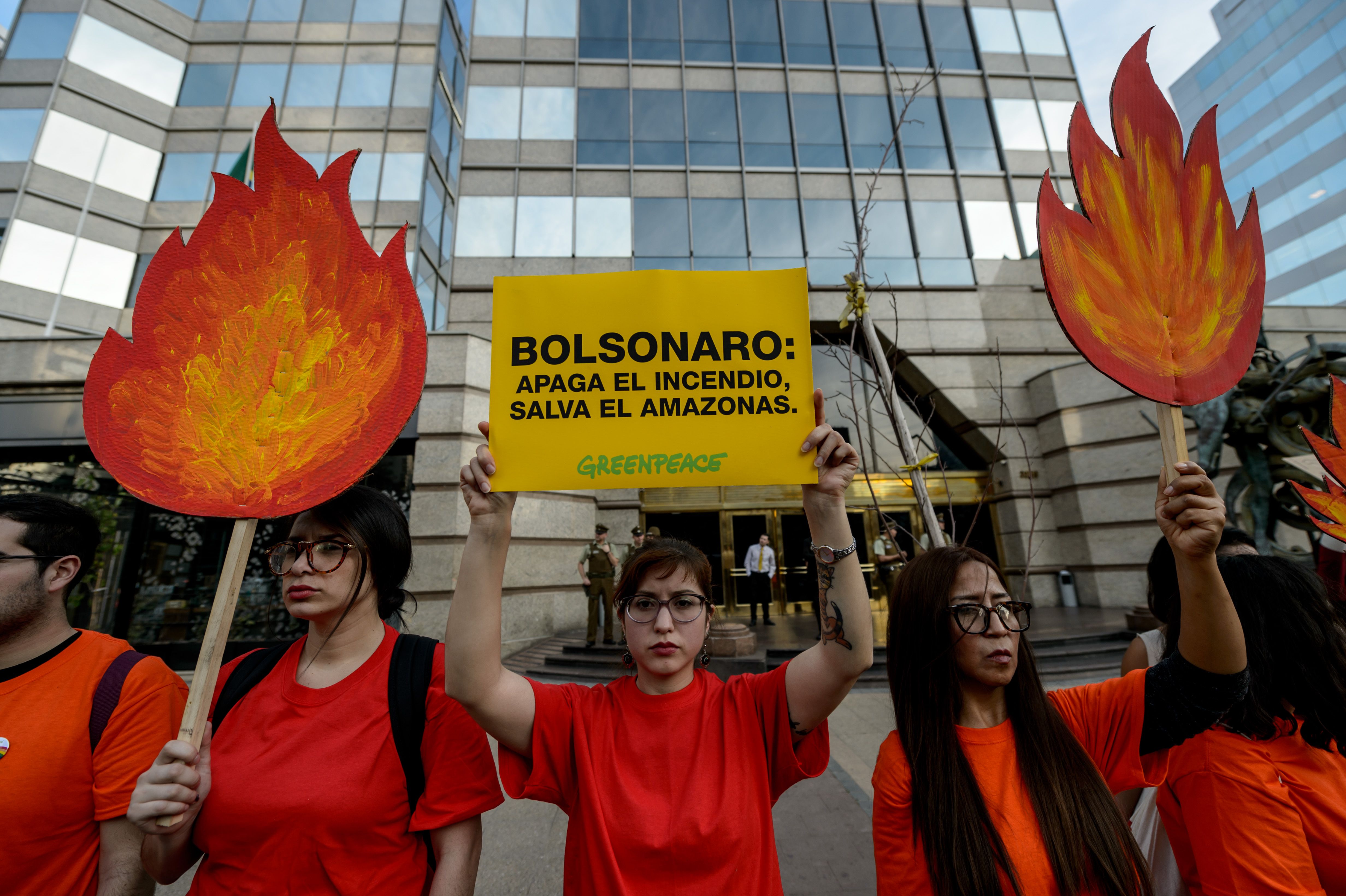 Para aktivis dari Cile mengecam Presiden Brasil Jair Bolsonaro terkait kebakaran hutan Amazon.