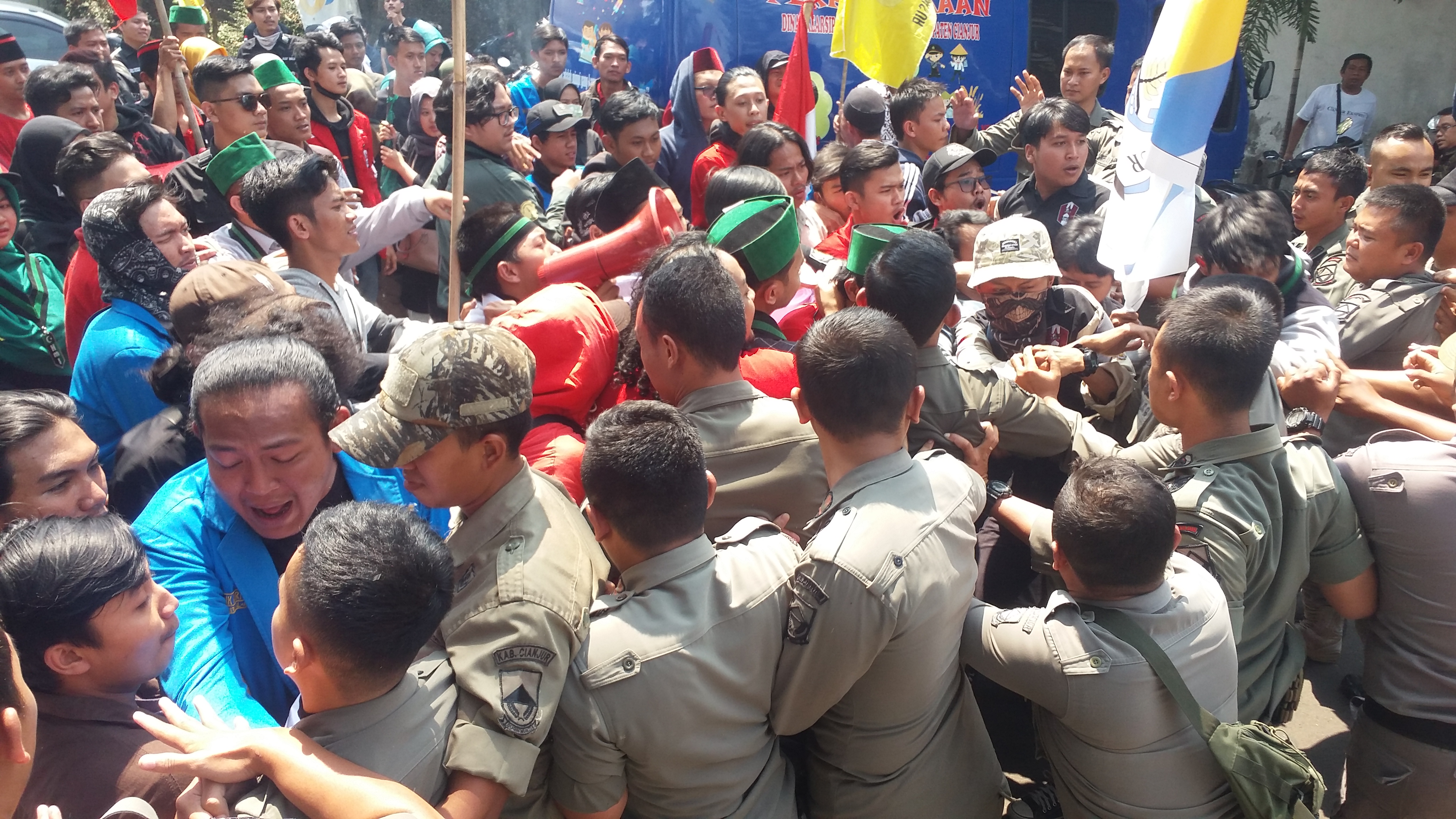 Gabungan mahasiswa tergabung dalam OKP Cipayung Plus Kabupaten Cianjur, Jawa Barat, terlibat bentrokan dengan Satpol PP