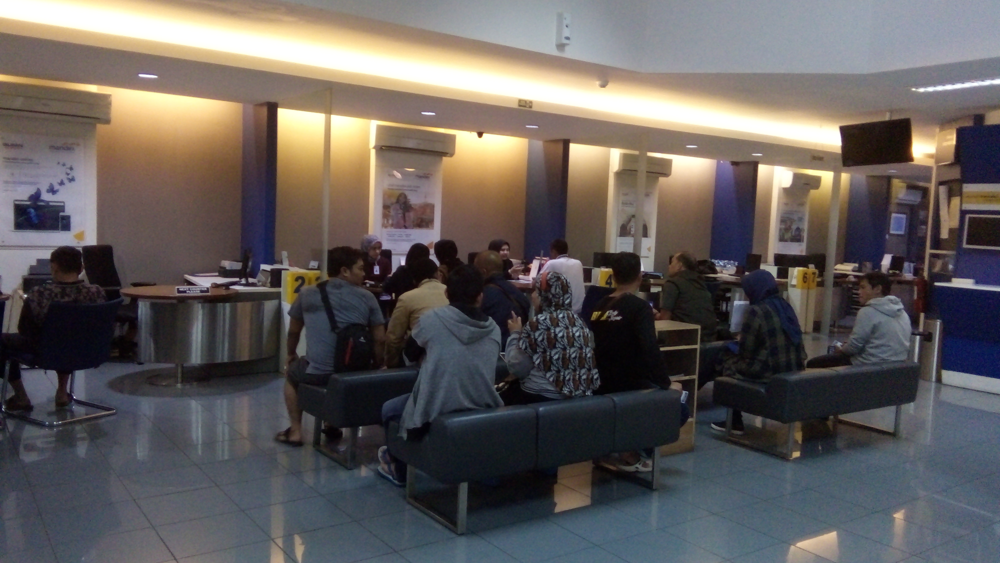 Situasi di salah satu kantor cabang Bank Mandiri
