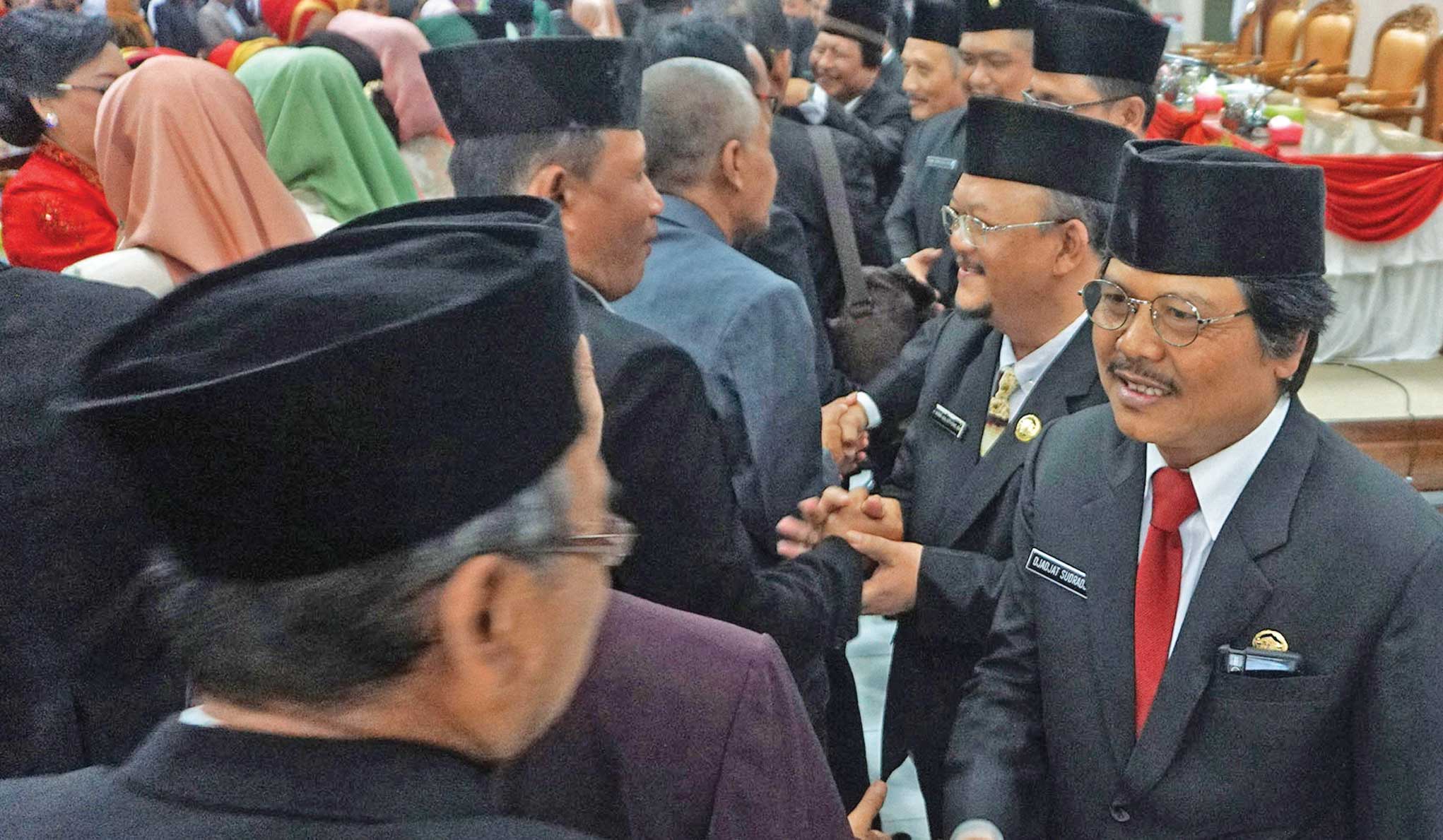 Pelantikan anggota DPRD Banyumas, Jawa Tengah, Djadjat Sudradjat di Ruang Paripurna DPRD, kemarin.