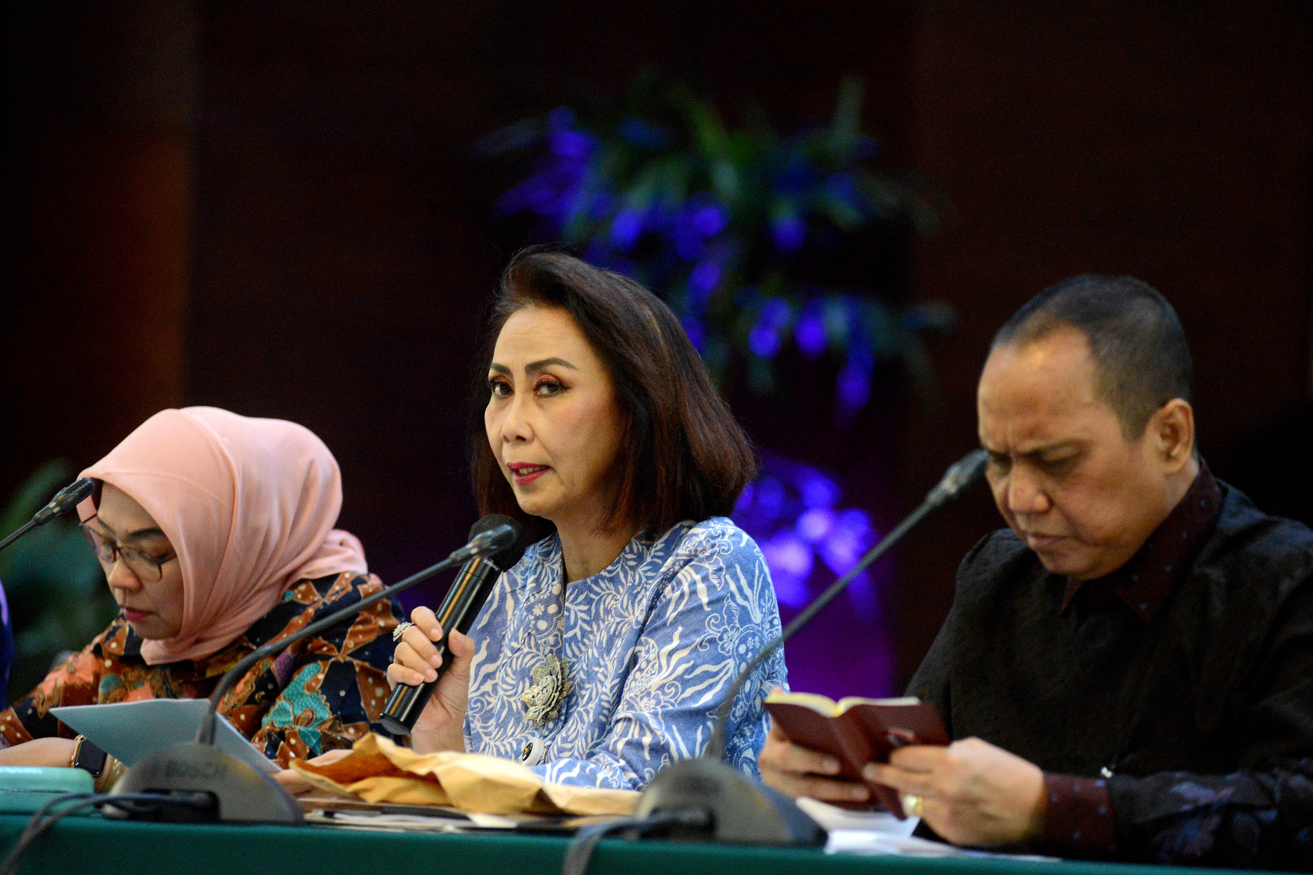 KEtua Pansel Capim KPK Yenti Ganarsih (tengah)