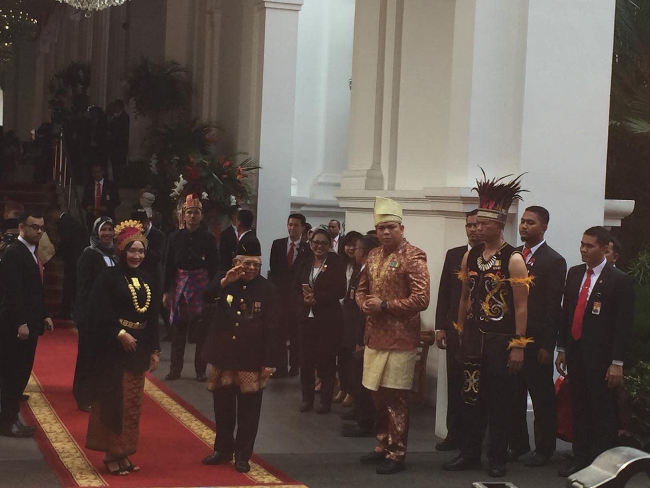 Wapres terpilih Ma'ruf Amin menghadiri Upacara 17 Agustus di Istana Negara memakai baju khas Betawi. 