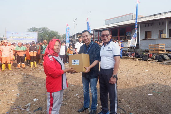 Sambut HUT RI, WOM Finance Bagikan 250 Paket Sembako di Cilincing