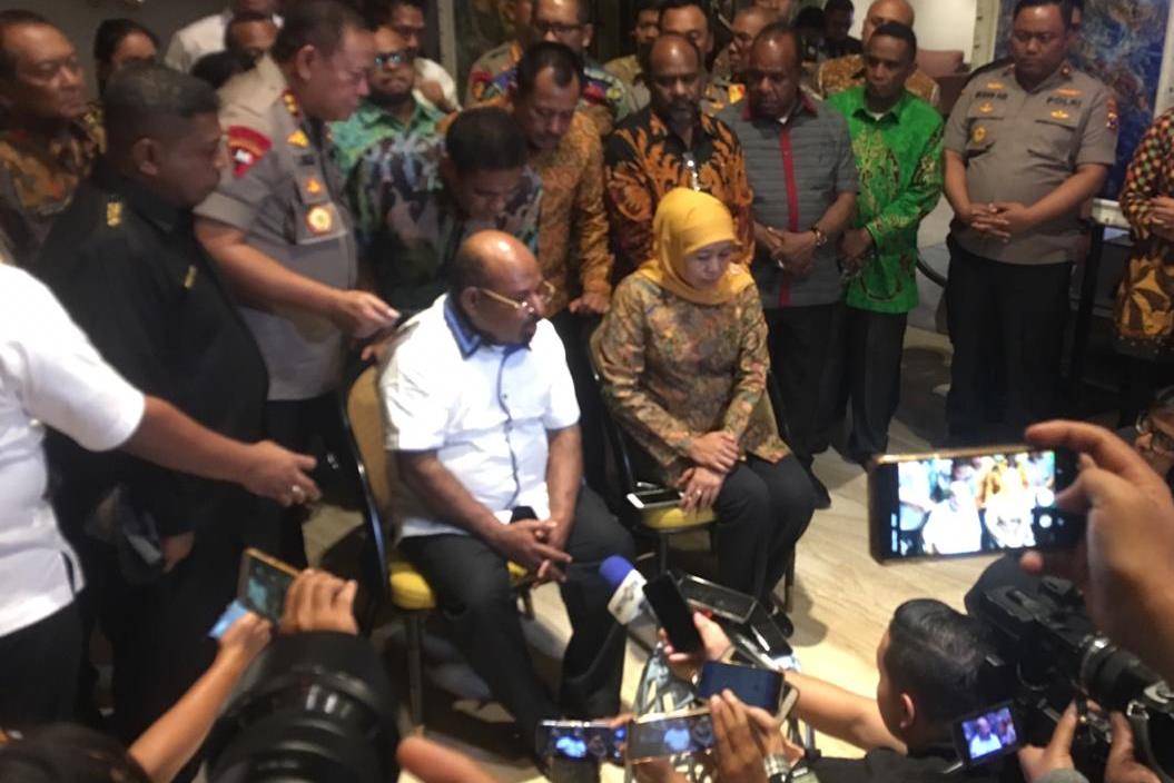 Gubernur Papua Lukas Enembe dan Gubernur Jawa Timur Khofifah Indar Parawansa, Selasa (27/8)