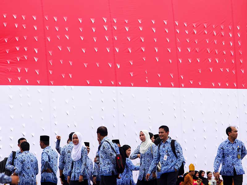 Sejumlah ASN seusai mengikuti upacara peringatan Hari Ulang Tahun (HUT) ke-45 Korps Pegawai Republik Indonesia (KORPRI) 