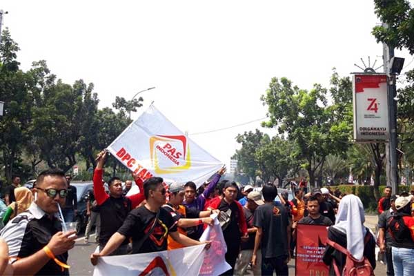Suasana demonstrasi pengemudi taksi daring yang tergabung dalam Gerakan Ganjil Genap (Gergaji) di depan Balai Kota DKI Jakarta, kemarin