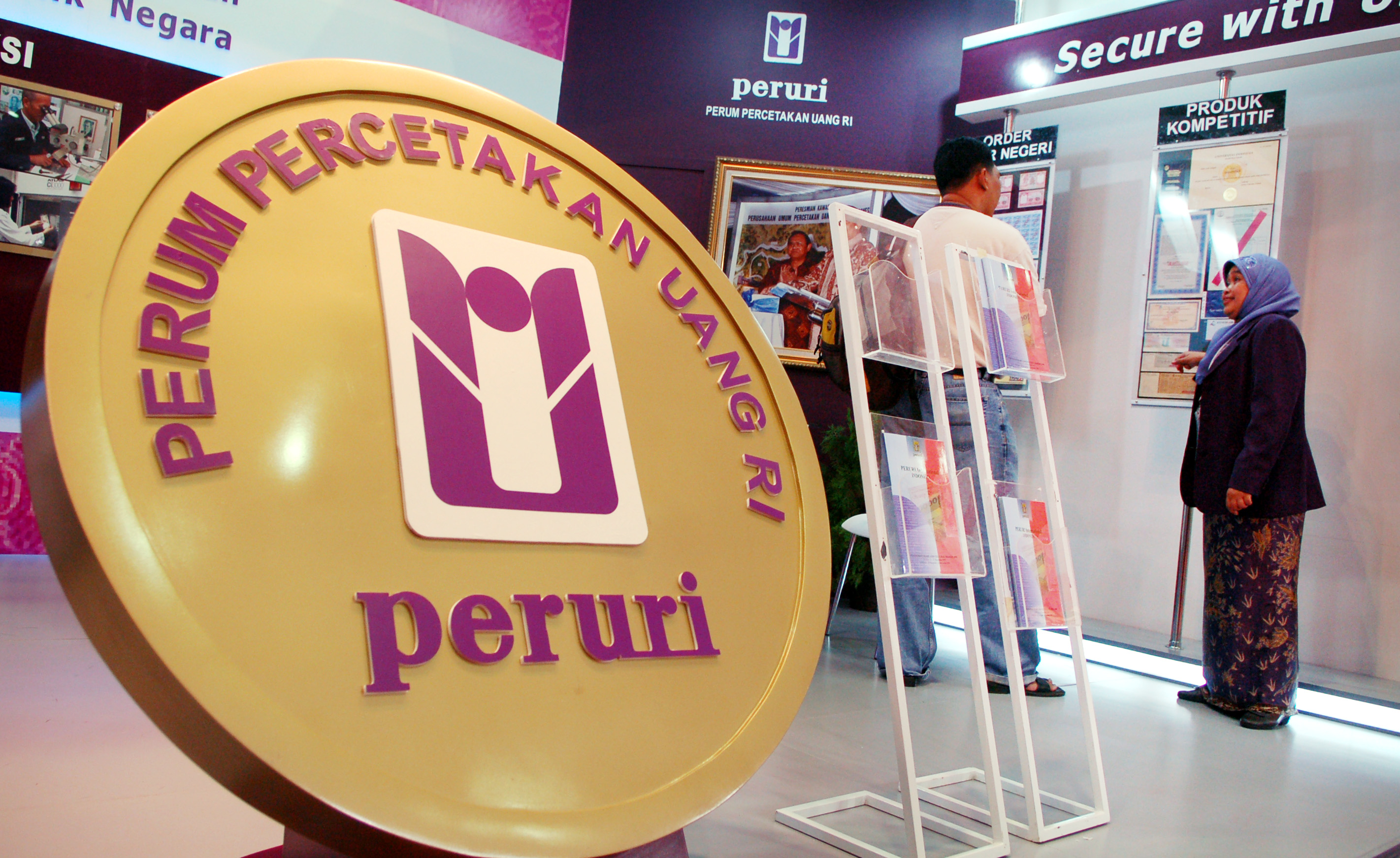 Pengunjung mendengar penjelasan dari pegawai Peruri pada pameran BUMN