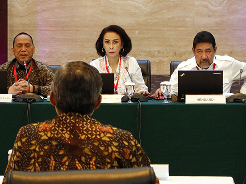 Ketua Pansel Capim KPK Yenti Garnasih (tengah) didampingi anggota pansel Hendardi (kanan) dan Indriyanto Seno Adji.