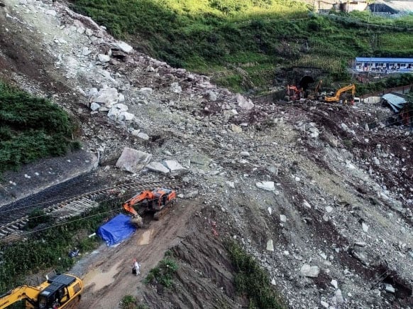 Longsor yang menimpa pekerja kereta di Tiongkok. 