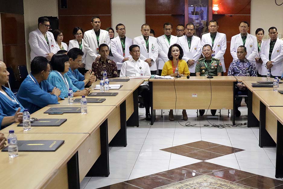 Ketua Panitia Seleksi Calon Pimpinan KPK Yenti Garnasih (tengah) bersama Kepala RSPAD Gatot Soebroto Mayjen TNI dr Terawan Agus Putranto.