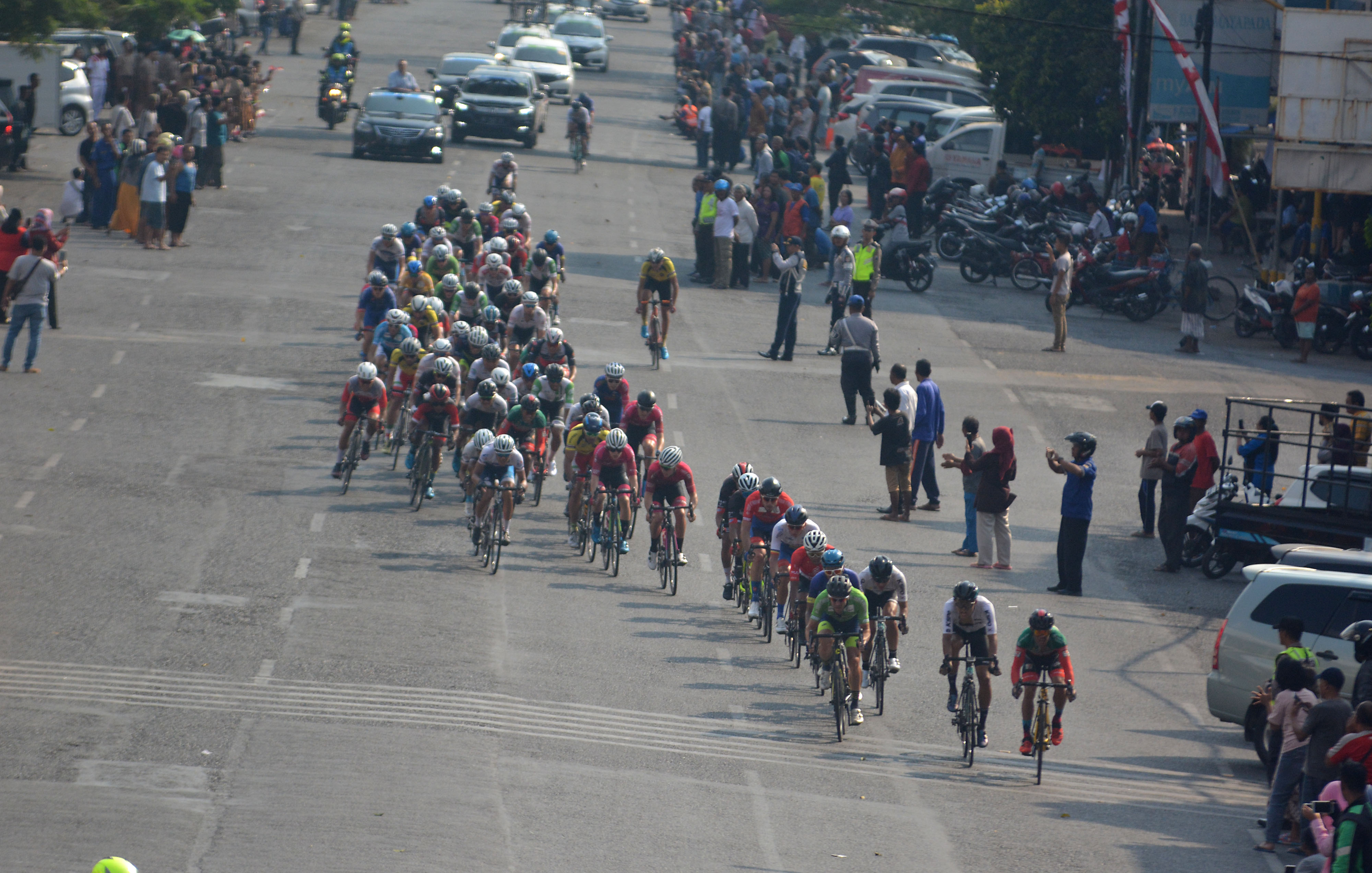 Sejumlah pembalap memacu sepedanya pada etape ketiga Tour de Indonesia 2019 di Jember, Jawa Timur, Rabu (21/8).