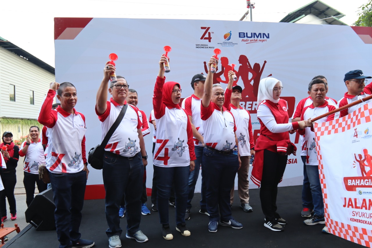 Acara Syukuran 74 tahun Kemerdekaan Republik Indonesia, di Kawasan Wisata Danau Jatiluhur, Purwakarta, Jawa Barat, Minggu (18/8).