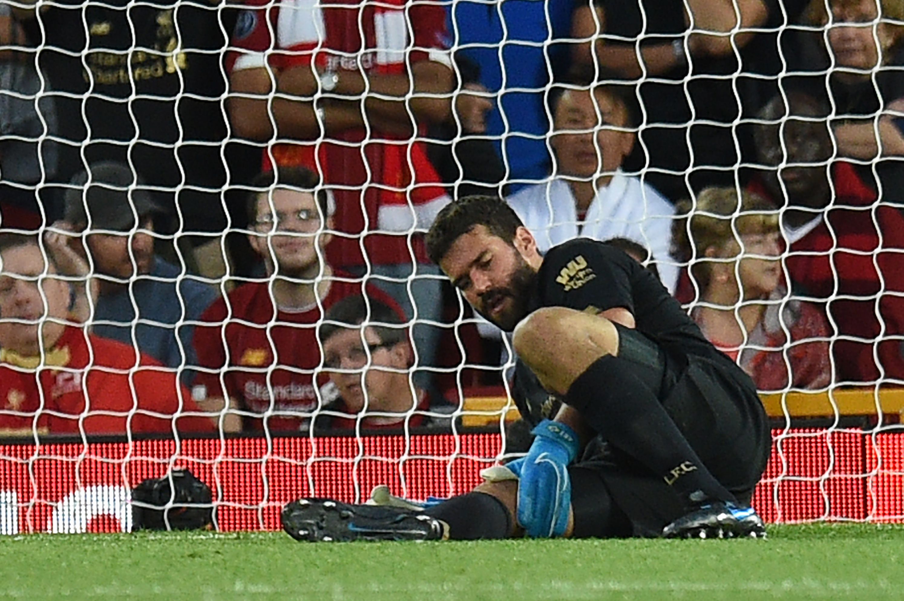 Penjaga gawang Liverpool Alisson Becker mengalami cedera dalam laga melawan Norwich City