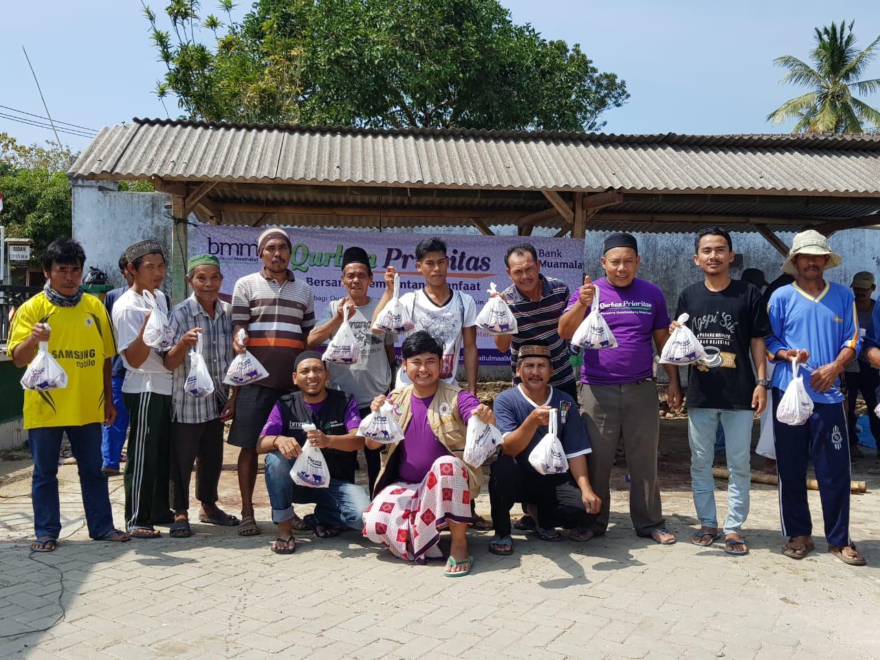 Pembagian daging kurban di  Kampung Dayeuh Mangsuh, Desa Kertajaya, Kecamatan Sumur, Kabupaten Pandeglang, Banten.