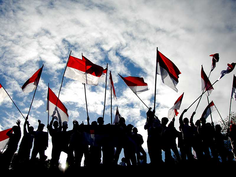 Warga mengikuti upacara HUT ke-74 Kemerdekaan RI di Bukit Tokka, Desa Bontomarannu, Kabupaten Maros, Sulawesi Selatan, Sabtu (17/8/2019). 