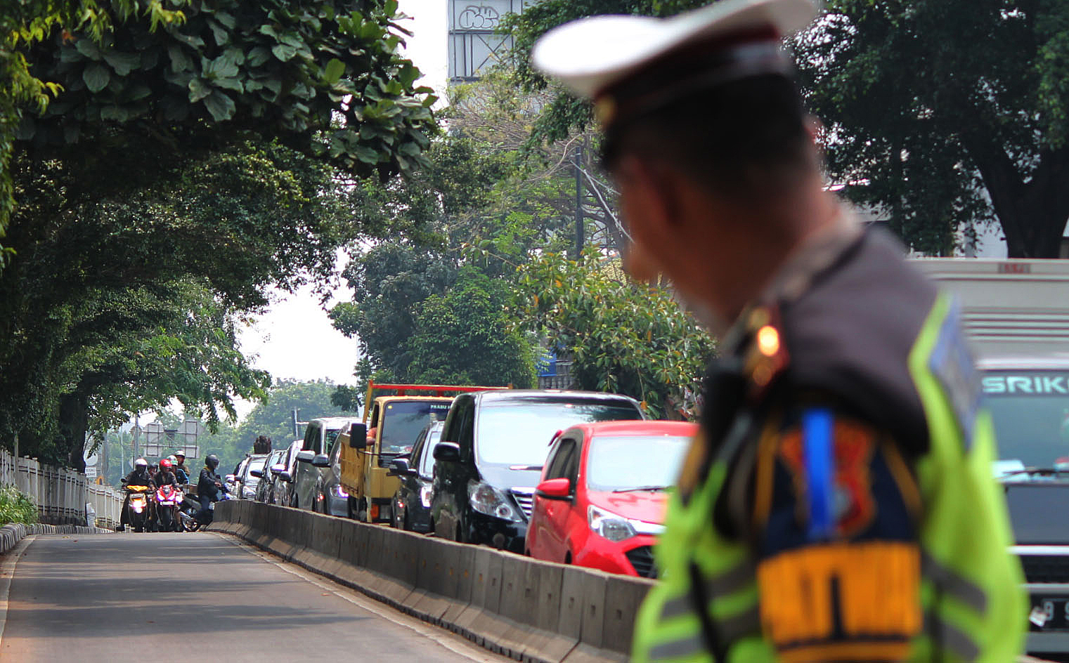 Sejumlah pengedara sepeda motor berusaha keluar dari jalur Trans-Jakarta untuk menghindari polisi.