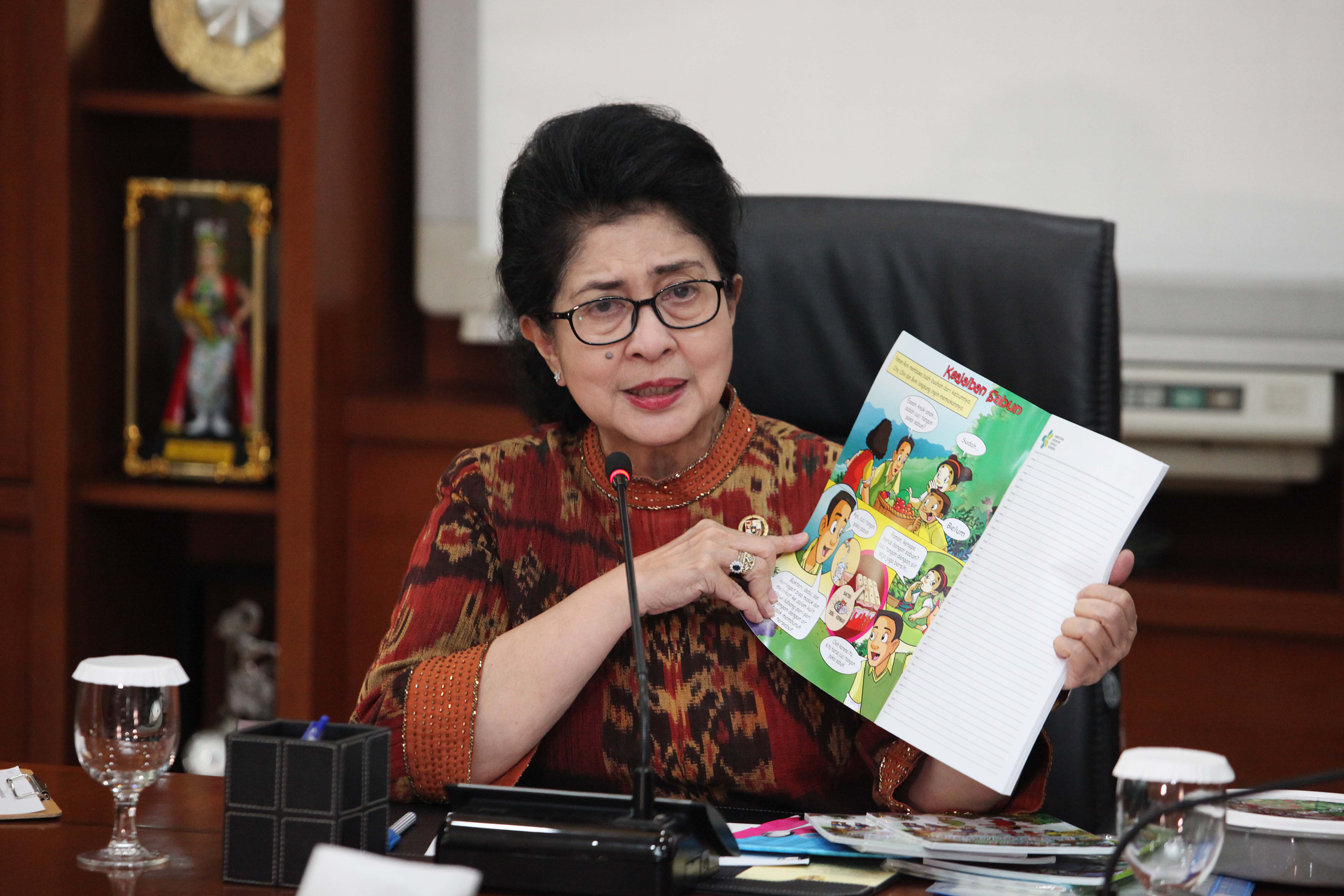 Menteri Kesehatan Nila F Moeloek