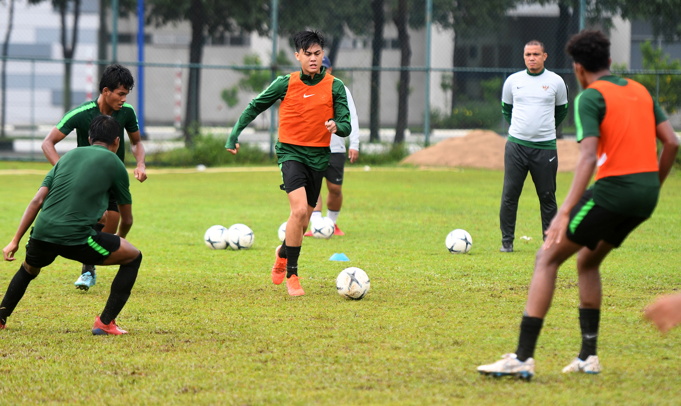 Sejumlah pesepakbola Timnas U-18 Indonesia melakukan latihan