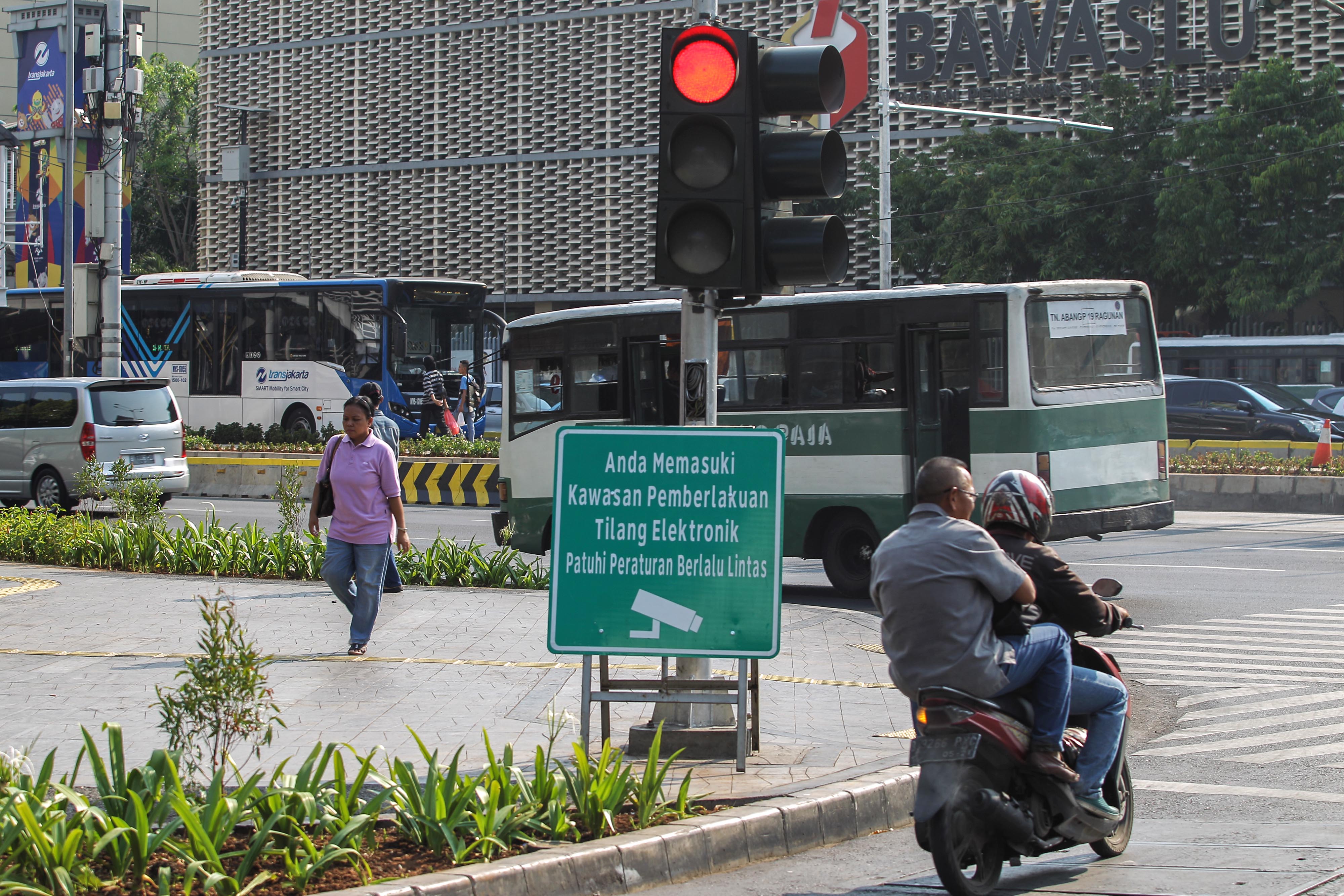 Papan pemberitahuan penerapan kawasan tilang elektronik terpasang di simpang Sarinah, Jalan MH. Thamrin, Jakarta