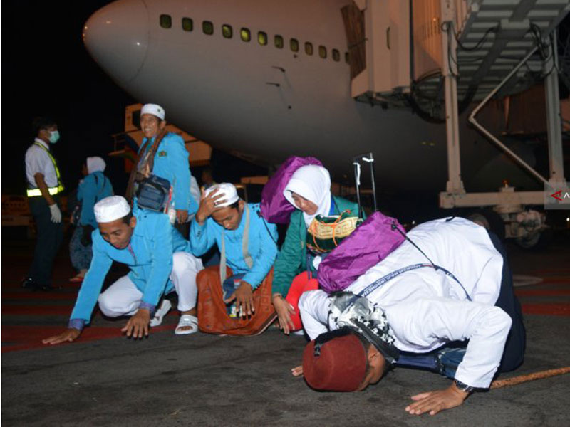amaah haji sujud syukur saat tiba di Bandara Internasional Juanda Surabaya di Sidoarjo, Jawa Timur, setelah menunaikan ibadah haji di Tanah 