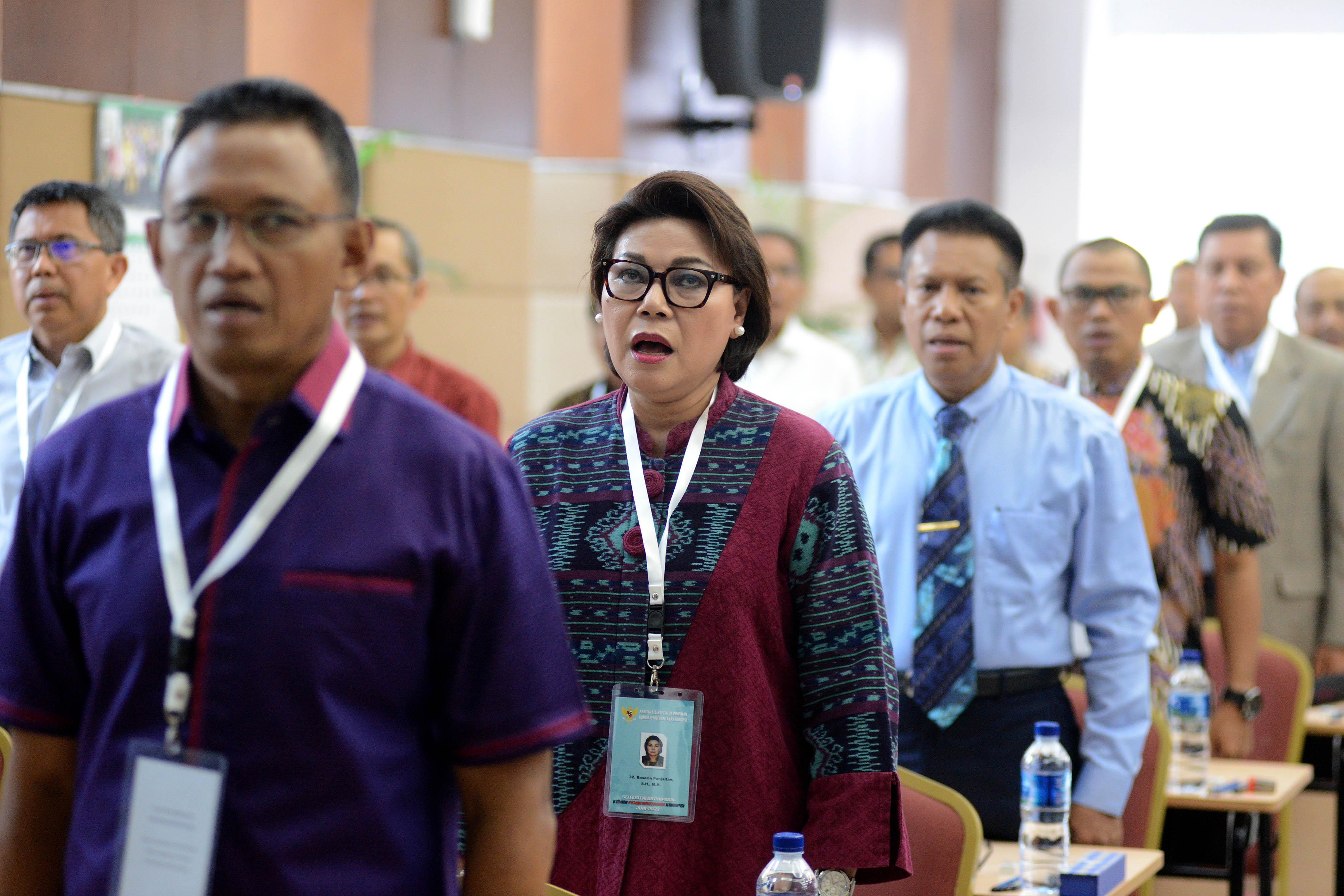 Calon pimpinan KPK Basaria Panjaitan (tengah) bersama calon lain mengikuti tes psikologi capim KPK.