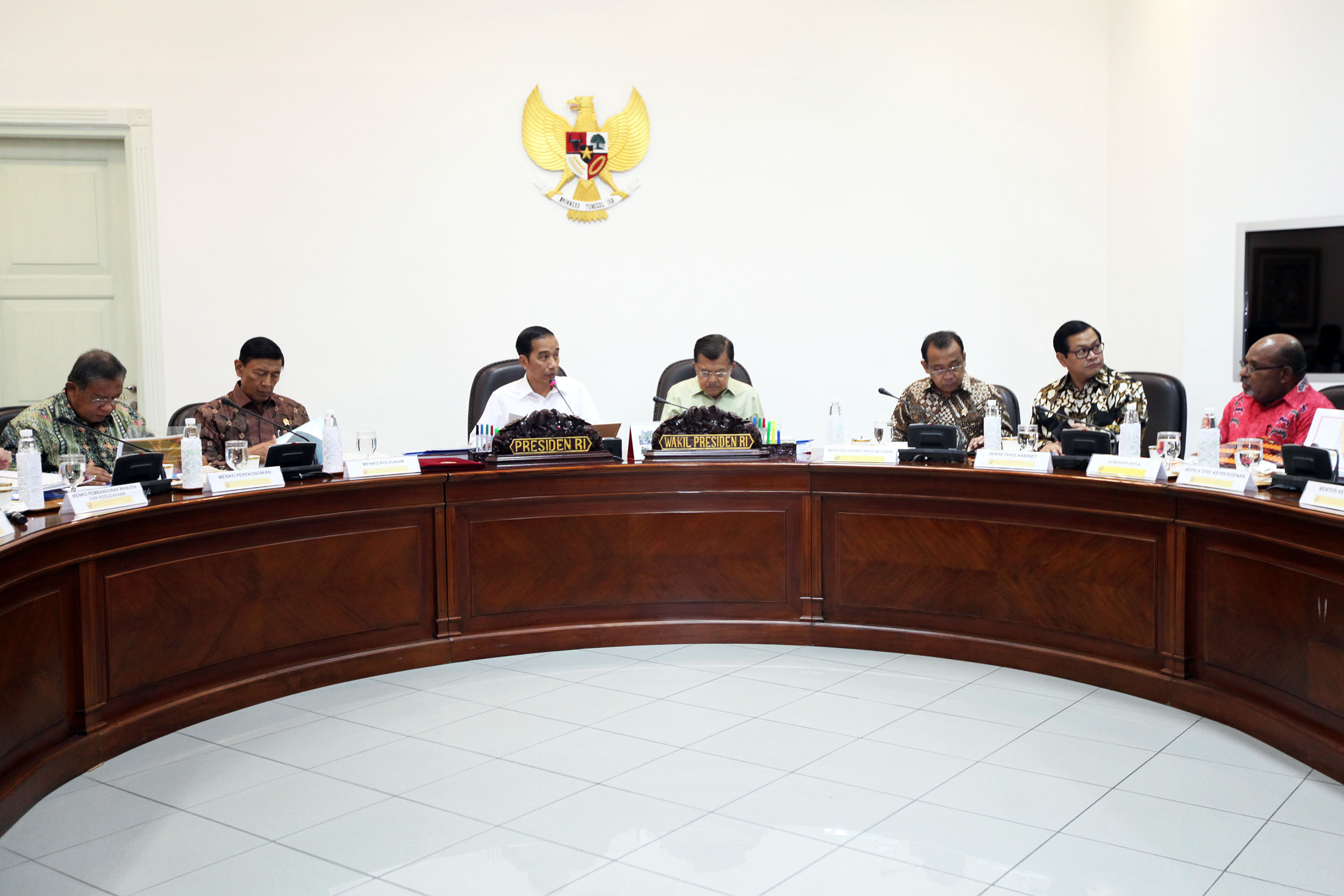 Presiden Joko Widodo memimpin rapat terbatas (Ratas), Rabu (19/7).