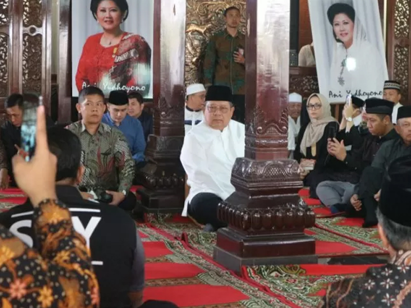 Susilo Bambang Yudhoyono (tengah)