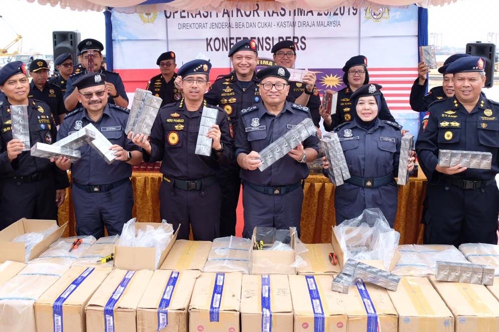 Barang-barang ilegal yang disita dari dua KM Mawar dan KLM Bahtera Bahari.  