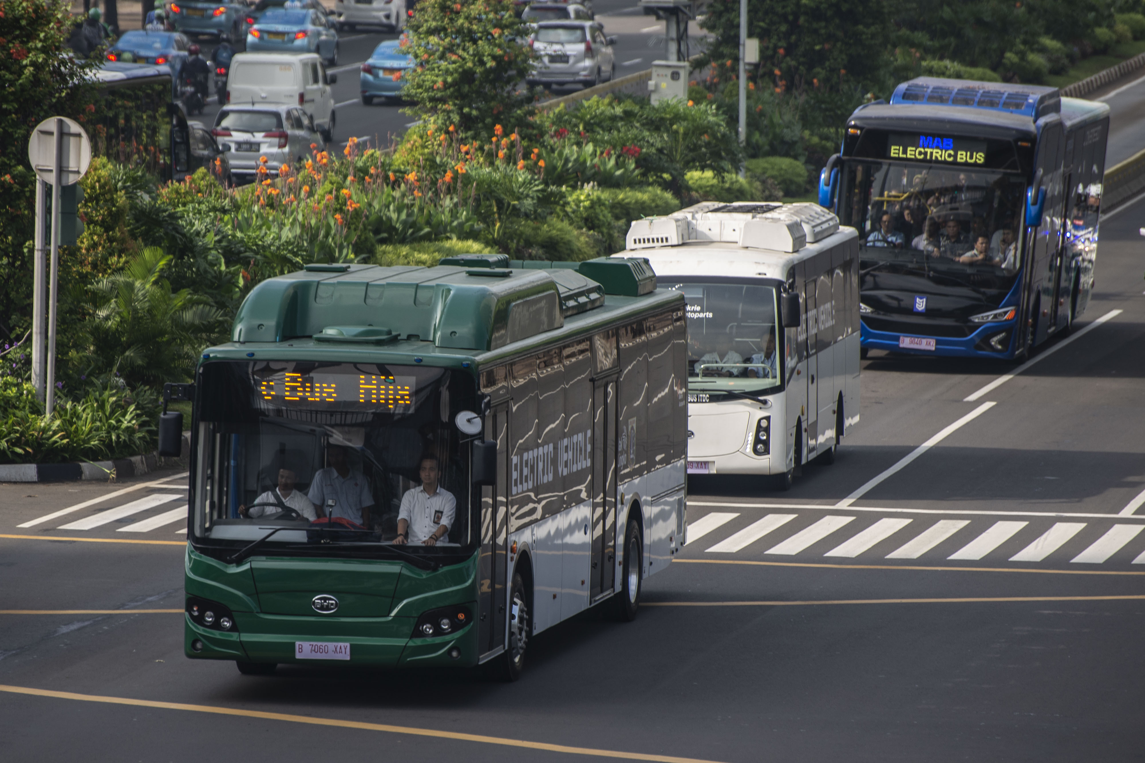 Tiga bus listrik melintas saat diuji coba di Jalan MH Thamrin, Jakarta