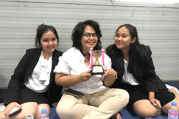 Herlita Gusran guru pembimbing dua siswa SMAN 2 Palangka Raya menunjukkan kayu bajakah tunggal berkhasiat sembuhkan kanker. 