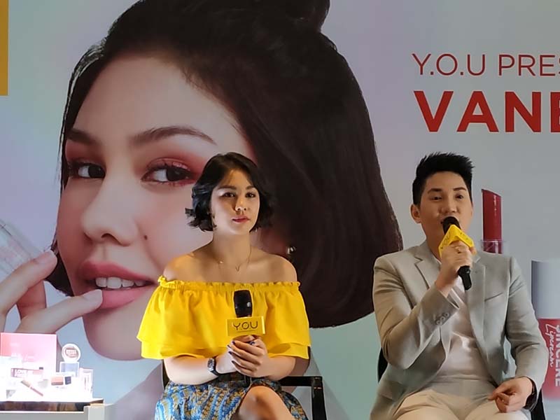 Aktris Vanesha Prescilla (kiri) saat peluncuran Vanesha's Series di Jakarta, Selasa (20/8).