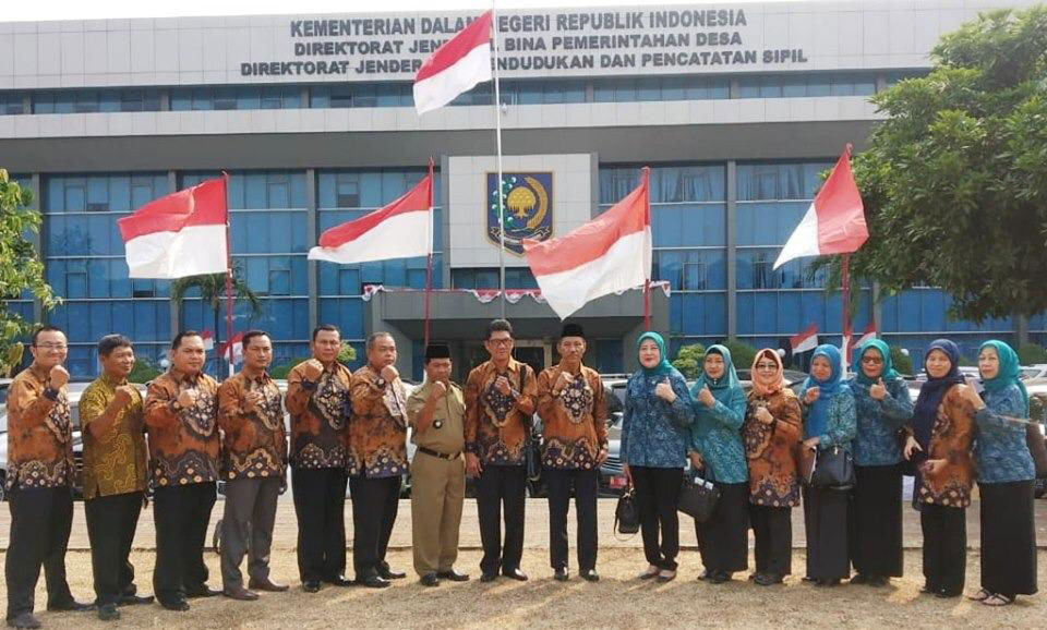 Kepala Desa Sedyo Mulyo OKI Suyadi dengan jajaran pemerintah Kabupaten OKI. 