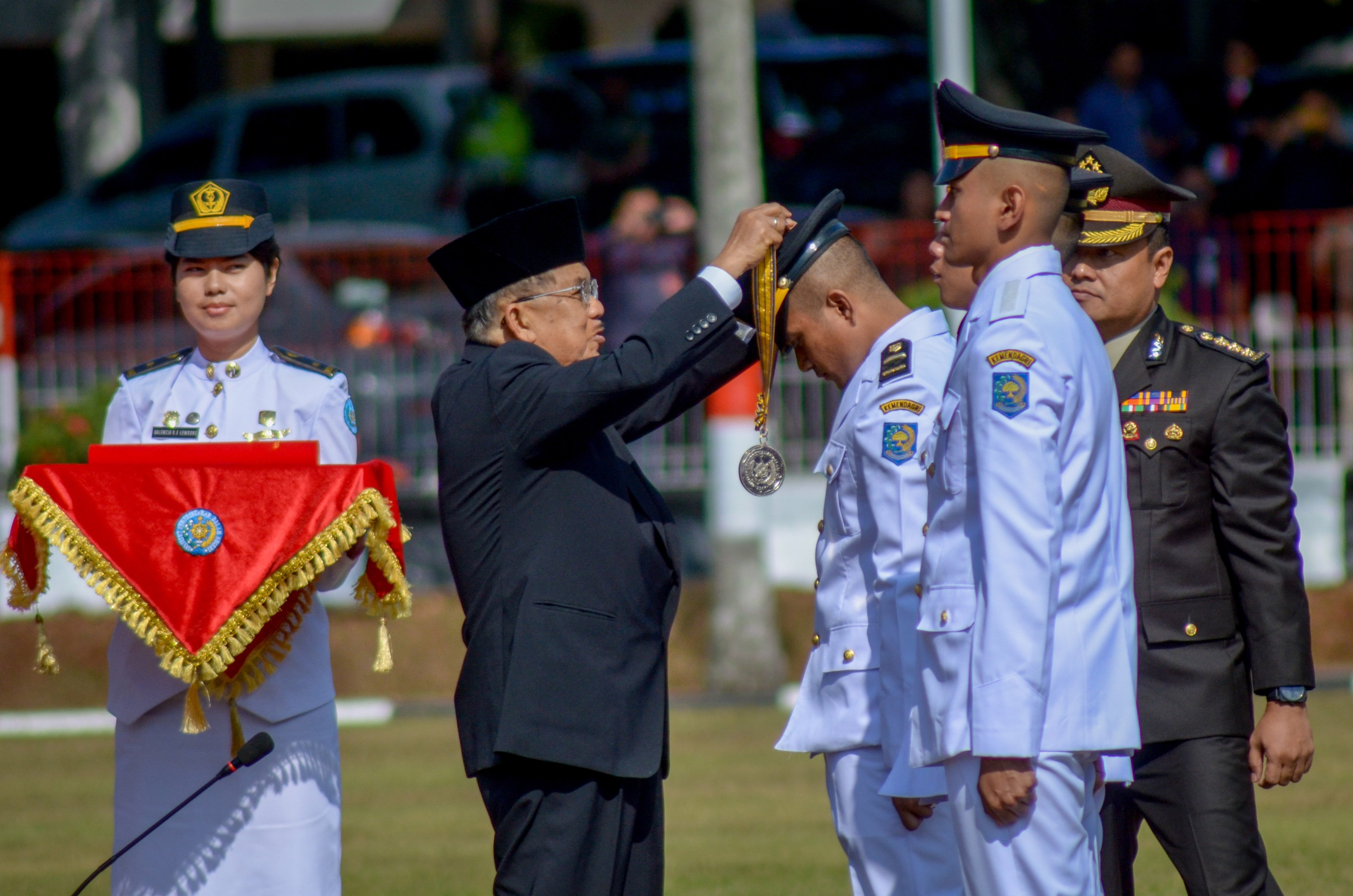 Wapres  Jusuf Kalla mengalungkan piagam kepada lulusan terbaik pamong praja muda angkatan XXVI di IPDN, Sumedang, Jawa Barat, Selasa (6/8)..