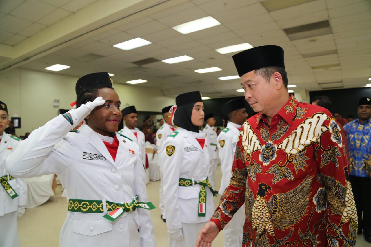 Menteri ESDM Ignatius Jonan menemui Paskibra di Mimika, Papua.