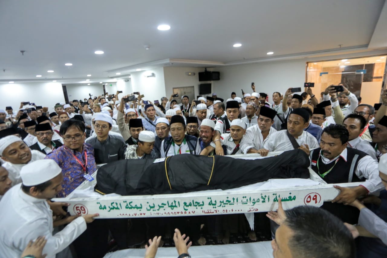 Setelah salat jenazah almarhum Mbah Moen di  di Kantor Urusan Haji Daker Mekah, Saudi Arabia, Selasa (6/8).