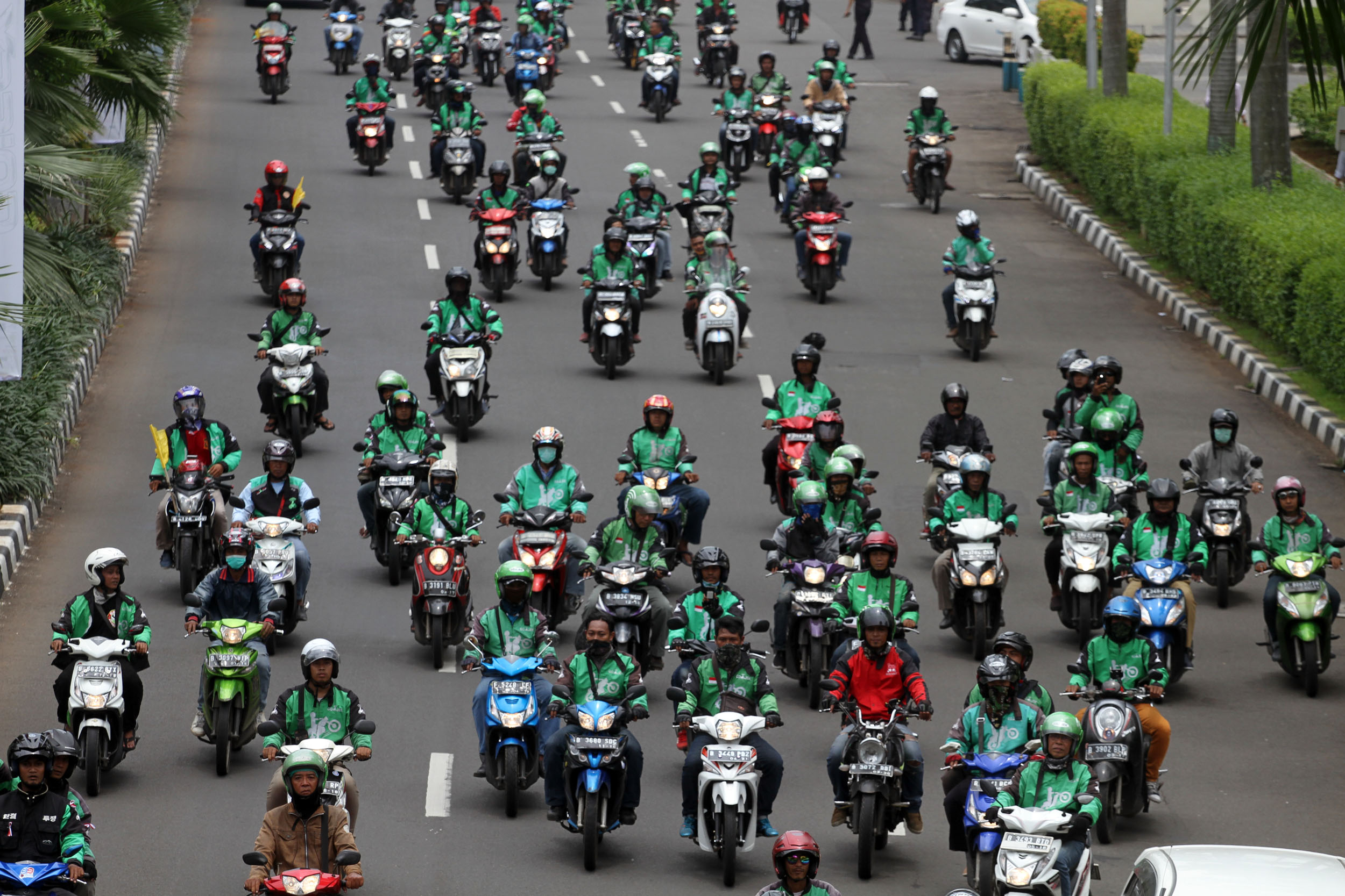 Konvoi para pengemudi Gojek di Jakarta.