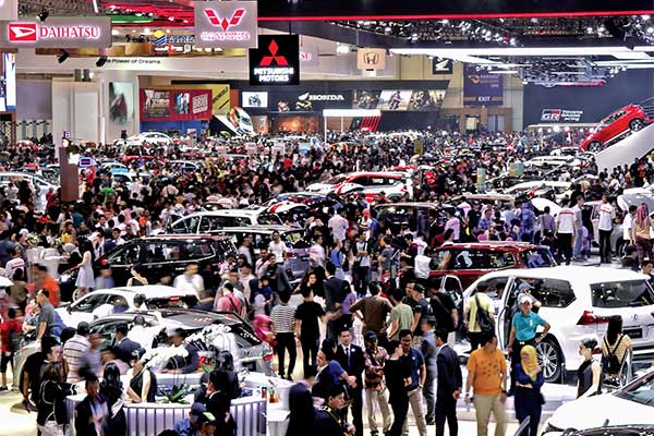 Ribuan pengunjung memadati ruang pamer GIIAS ke-27 tahun 2019 di ICE BSD, Tangerang, Minggu (28/7).