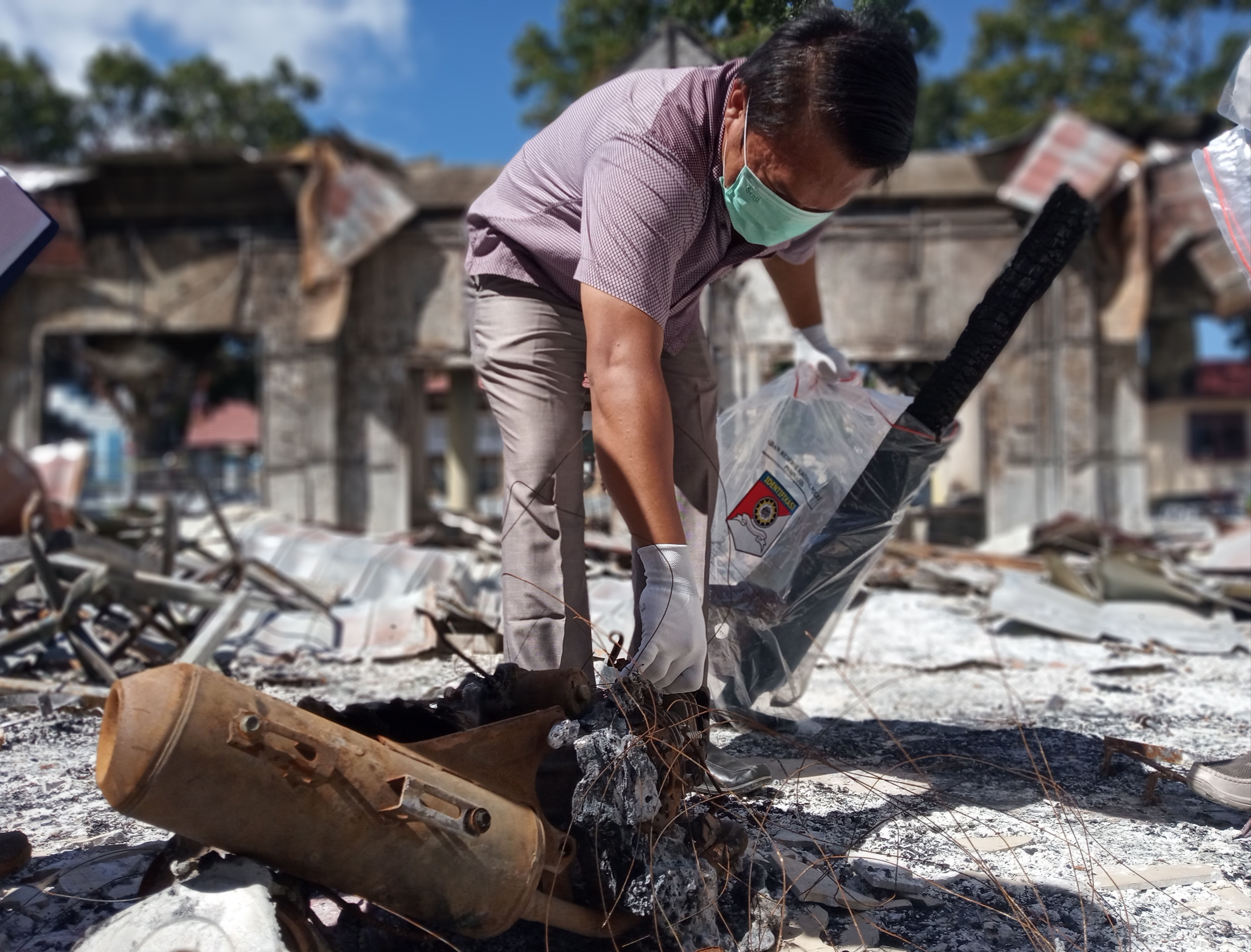 Petugas INAFIS Mabes Polri bersama Polda Papua Barat melakukan olah TKP pembakaran kantor DPRD Provinsi Papua Barat, Rabu (27/8).