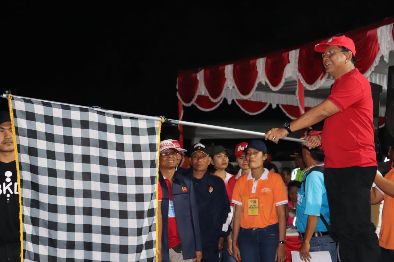 Wakil Bupati Buleleng Nyoman Sutjidra, melepas secara resmi lomba Gerak Jalan 45 KM di Lapangan Desa Celukan Bawang.