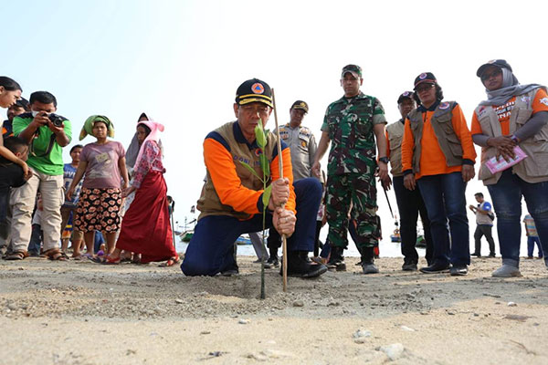 Kepala BNPB, Doni Monardo, bersama Kepala Badan Meteorologi, Klimatologi, dan Geofisika (BMKG), Dwikorita Karnawati, tanam pohon bakau