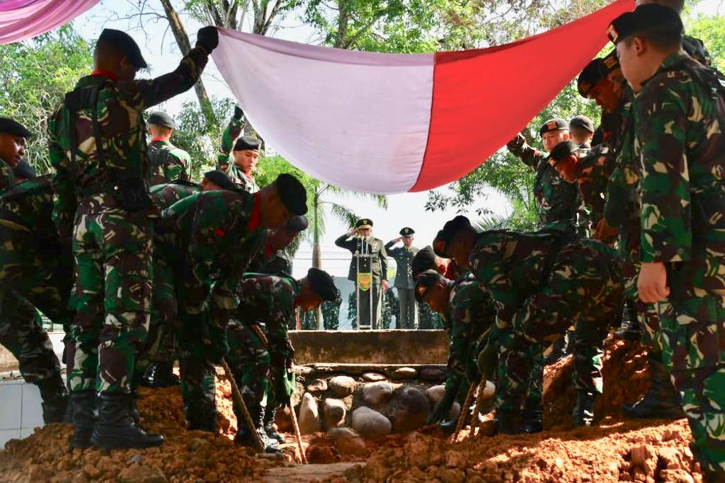 Prosesi pemakaman  Sertu Anumerta Rikson Edi Chandra dengan upacara militer, Jumat (30/8). 
