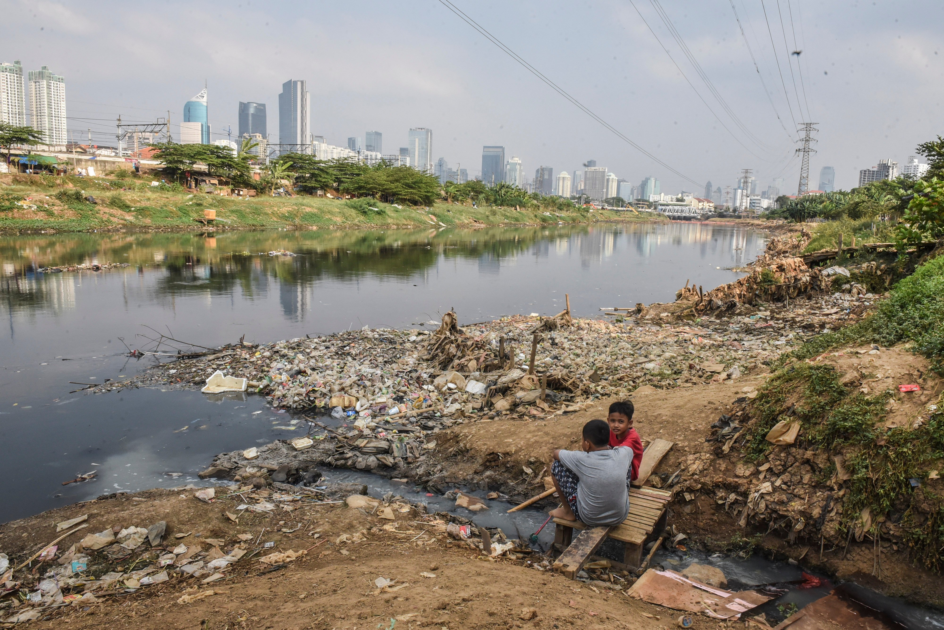 Level muka air di aliran Kanal Banjir Barat (KBB) surut.