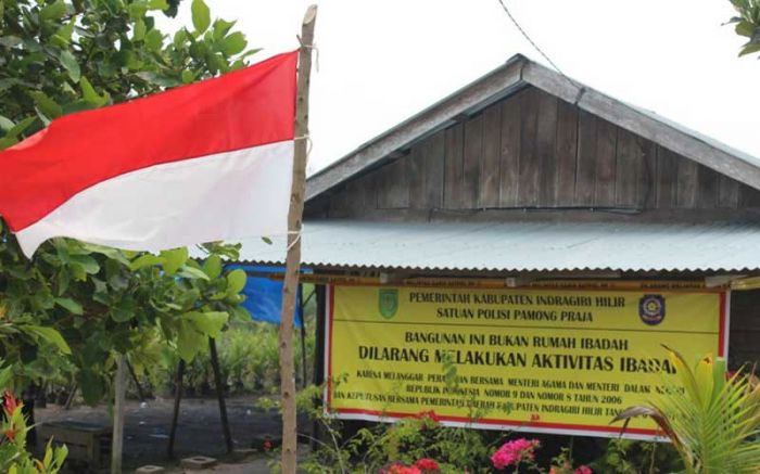 Imbauan pelarangan aktivitas ibadah yang dipasang Pemkab Indragiri Hilir