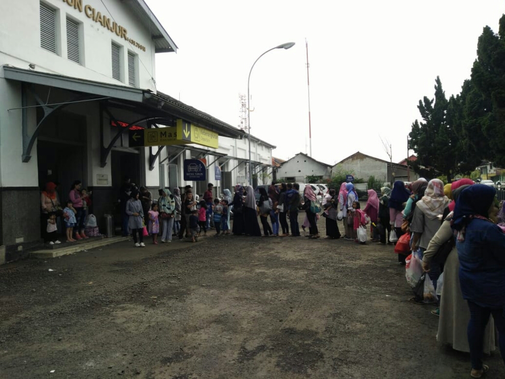 penumpang kereta api Siliwangi jurusan Cianjur-Sukabumi, Jawa Barat, beberapa waktu lalu.