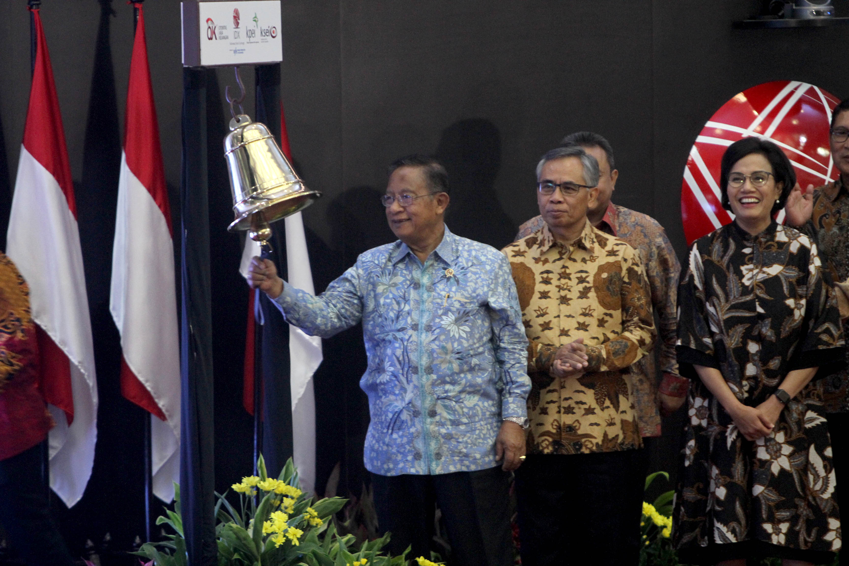 Menko Perekonomian Darmin Nasution (kiri) didampingi Menkeu Sri Mulyani (kanan) dan Ketua OJK Wimboh Santoso (tengah)