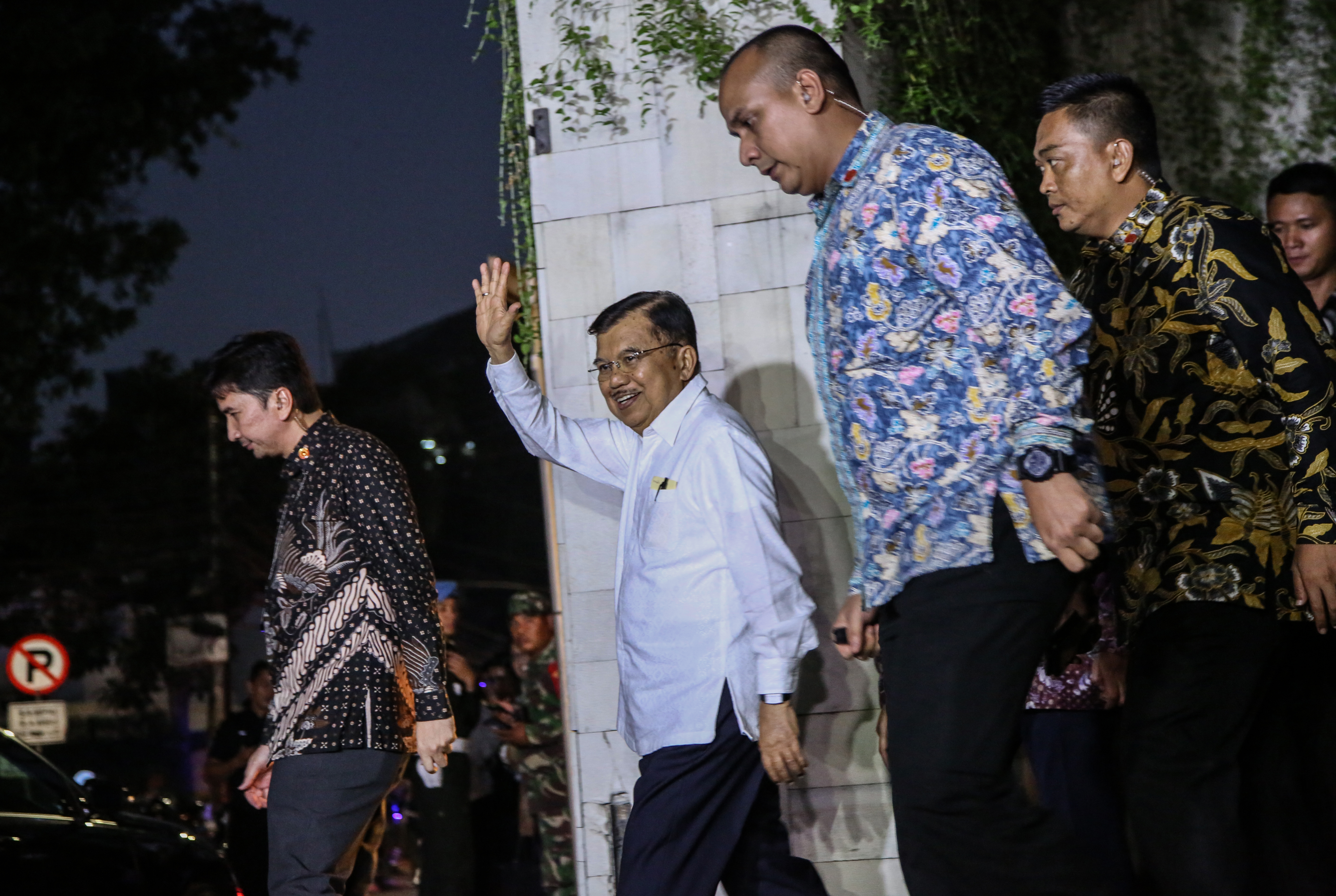 Wakil Presiden Jusuf Kalla (berbaju putih)