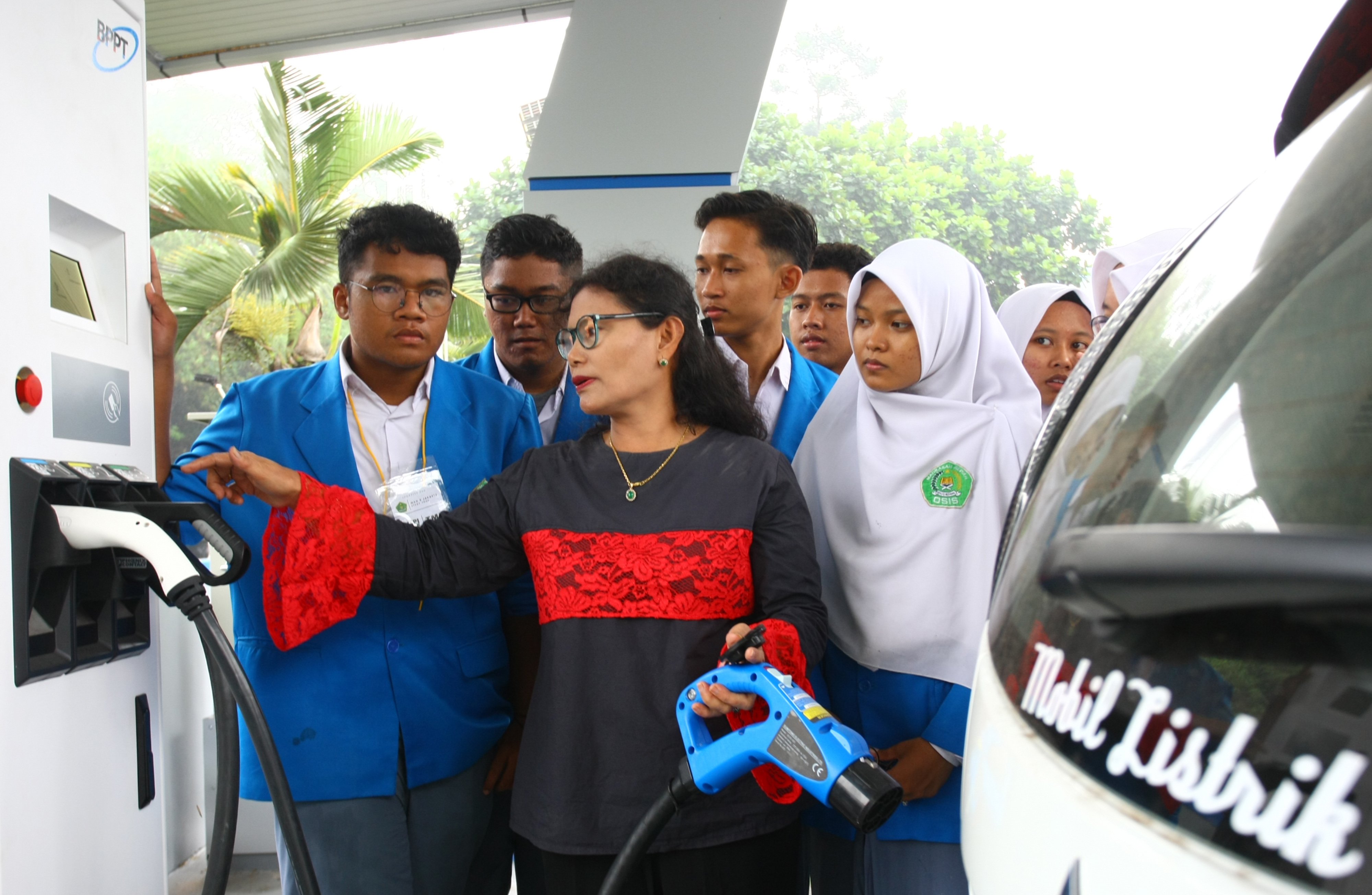 Petugas SPLU milik BPPT menjelaskan tentang SPLU yang ada di Puspiptek, Tangerang Selatan, Banten, Rabu (9/1).