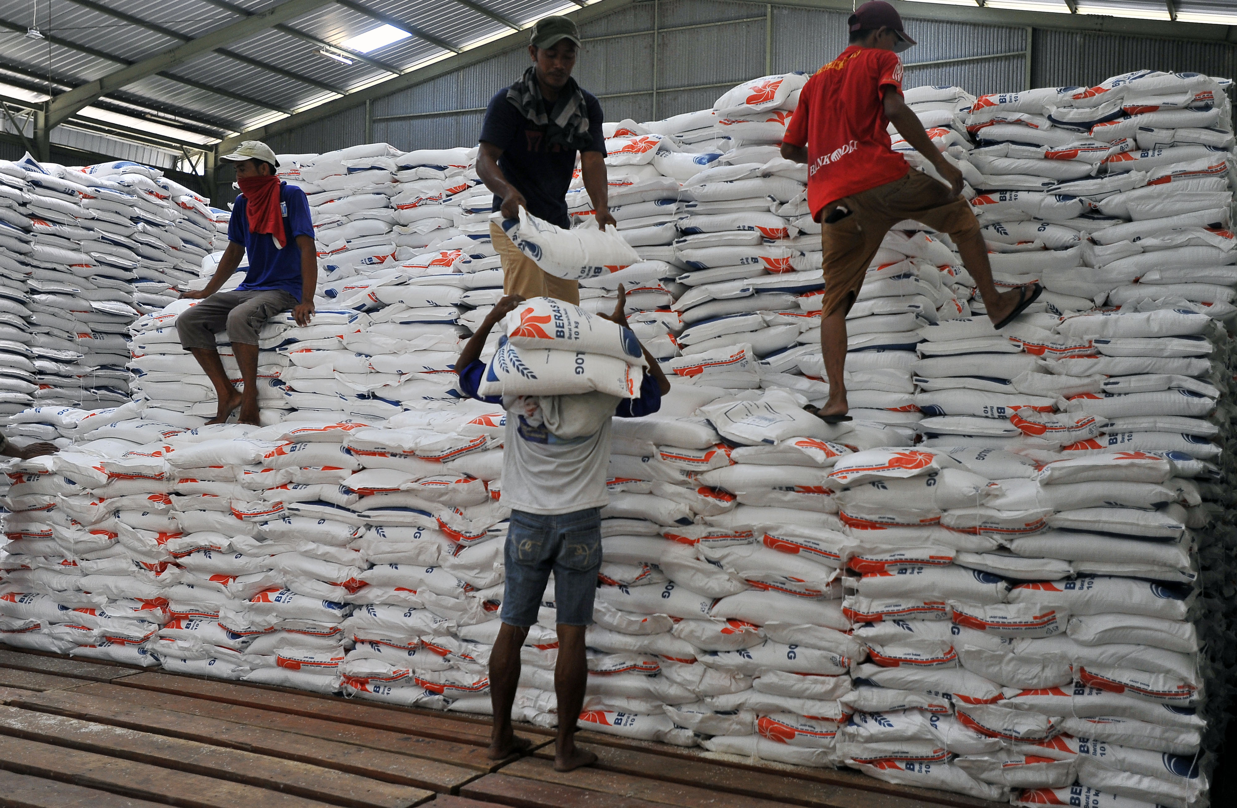  Stok beras BULOG di Gudang Sub-Divre BULOG Serang, di Serang, Banten